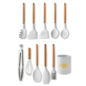 Juego de 11 utensilios de cocina de silicona de mármol blanco con mangos de madera y cubo.