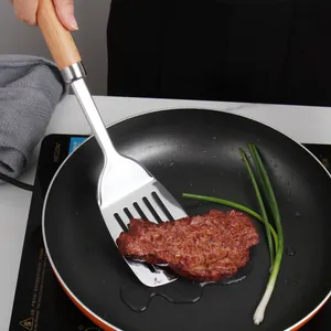 Spatule de cuisine en acier inoxydable avec manche en bois pour frire et cuisiner.