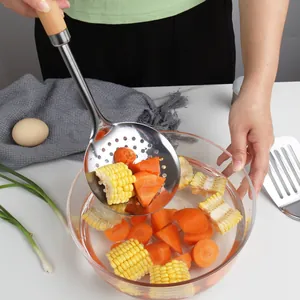 Écumoire en acier inoxydable avec un manche en bois ergonomique pour la cuisine.