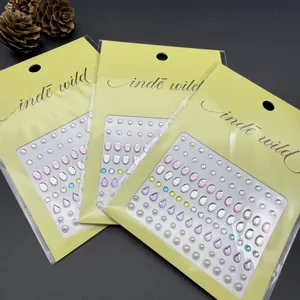 Detalle de pegatinas para manualidades con perlas y strass de colores en el empaque