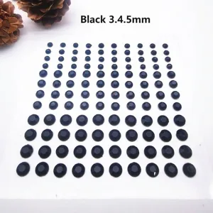Primer plano de pegatinas de diamantes de imitación de acrílico negro de 3, 4 y 5 mm