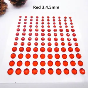 Vista macro de pegatinas de diamantes de imitación rojos de 3 mm, 4 mm y 5 mm