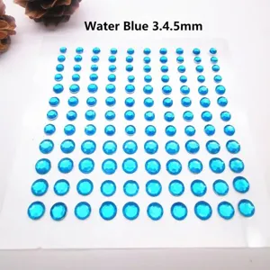 Detalle macro de pegatinas de diamantes de acrílico azul agua en tamaños 3mm 4mm 5mm DIY
