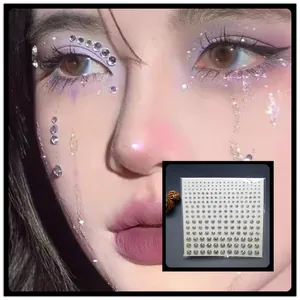 Cristales adhesivos brillantes para maquillaje dramático de ojos y escenario en violeta