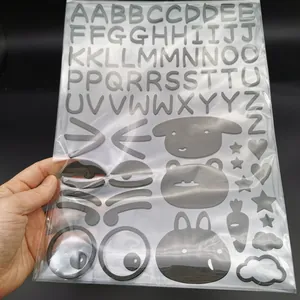 Vue détaillée d'autocollants alphabet EVA avec formes d'animaux mignons