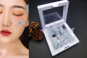 Detalle de pegatinas de mariposa moradas y azules en modelo y en una caja de exhibición