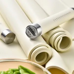 Rodillo de cocina de silicona color crema con escala de medida y tapetes para hornear enrollados