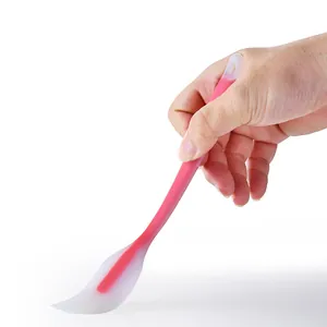 Petite spatule en silicone rose semi-transparente pour la pâtisserie et le lissage