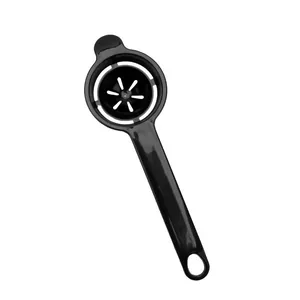 Séparateur de blanc d'œuf durable en plastique noir avec long manche pour la pâtisserie