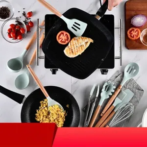 11-teiliges hellgrünes Silikon-Küchenhelfer-Set mit ergonomischen Holzgriffen für Pfannen.