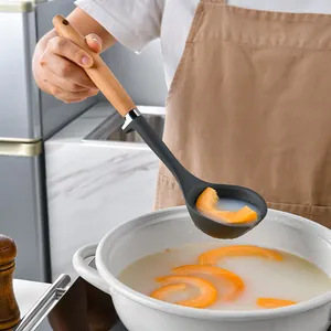 Professionelle Silikon-Suppenkelle mit ergonomischem Holzgriff für das Kochen zu Hause