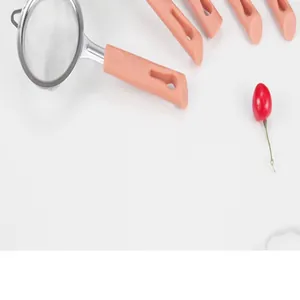 Edelstahl Küchensieb mit rosa Kunststoffgriff, langlebig und leicht zu reinigen.
