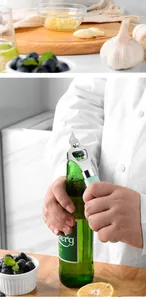 Detalle de un abridor de botellas multifuncional de acero inoxidable abriendo cerveza