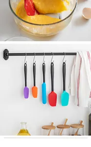 Vue détaillée d'un ensemble de 5 spatules en silicone pour mélanger la pâte dans un bol blanc.
