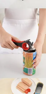 Nahaufnahme eines multifunktionalen 5-in-1 manuellen Dosenöffners beim Öffnen einer Dose