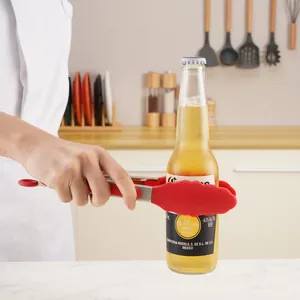Pinzas de cocina de acero inoxidable con puntas de silicona roja que sujetan una botella