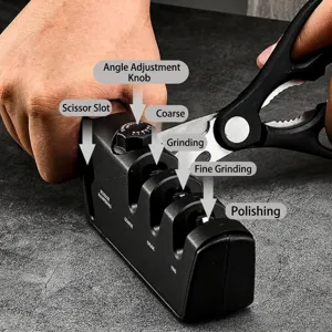 Affilacoltelli e forbici da cucina manuale regolabile 4-in-1 utilizzato su un ripiano