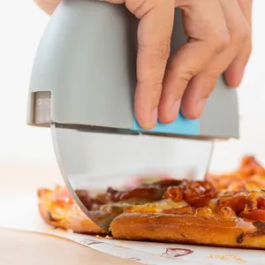 Edelstahl Pizza-Schneiderad mit ergonomischem Schutzgehäuse schneidet frische Pizza