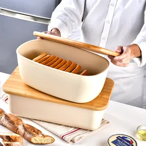 Gran caja de pan color crema con tapa de bambú llena de pan de molde rebanado