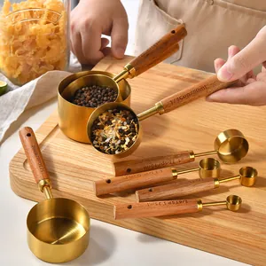 Set lusso da 8 tazze e cucchiai misuratori in acciaio inox dorato con manici legno