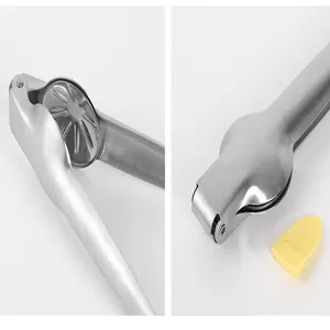 Primo piano di uno schiaccianoci per castagne in acciaio inox con accessorio
