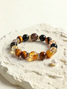 Vista macro detallada de pulsera de cuentas de ojo de tigre natural y citrino