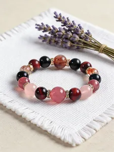 Primer plano detallado de una pulsera de cuentas de piedras naturales con cristales