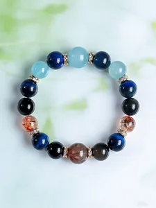 Detalle de una pulsera de piedras naturales multicolores con cuentas de cristal doradas.
