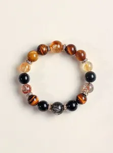 Primer plano detallado de una pulsera de piedras naturales con ojo de tigre y cuarzo rutilo