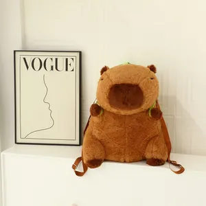 Vista detallada de una linda mochila de peluche de carpincho marrón en un estante