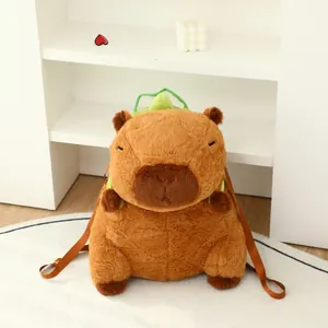 Primer plano de una linda mochila de carpincho de felpa marrón sobre una alfombra blanca.
