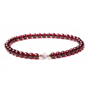 Elegantes 4mm Granat-Kristallarmband mit Mondsteinperle und 14 Karat Gold-Akzenten