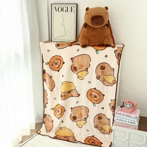 Detalle del lindo peluche de carpincho y la manta de lana con estampado a juego.