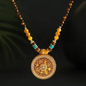 Collar de ojo de tigre amarillo y cuarzo con elegante colgante giratorio dorado