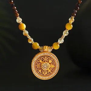 Elegante collar con colgante de rueda dorada, cuentas ojo de tigre y cristales.