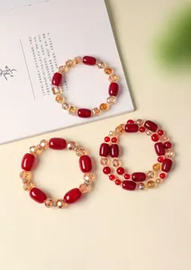 Detailansicht von chinesischen Perlenarmbändern aus rotem Achat und gelbem Kristall
