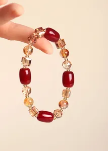 Elegante Nahaufnahme eines facettierten Kristall- und roten Achat-Perlenarmbands