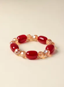Nahaufnahme von roten Achat- und gelben Kristallperlen auf einem modischen Armband im China-Stil