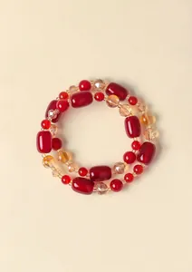 Detaillierte Ansicht des Armbandes aus roten Achatperlen und gelben Kristallperlen.