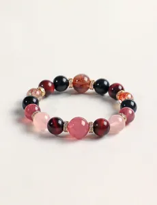 Imagen detallada de una pulsera de cuentas de cristal natural con ojo de tigre rojo