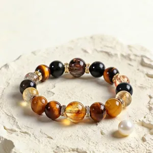 Pulsera de ojo de tigre y citrino naturales con espaciadores dorados sobre piedra