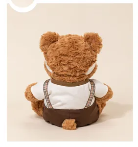 Achteraanzicht van een schattige bruine teddybeer met witte zonnehoed en bruine tuinbroek