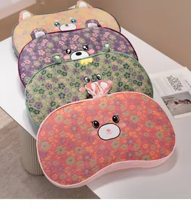 Detalle de bonitos cojines lumbares de espuma viscoelástica con diseño floral