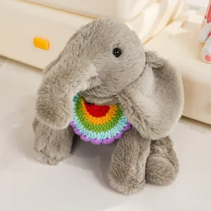 Weiches graues realistisches Elefanten-Plüschtier mit buntem Regenbogen-Strickkragen