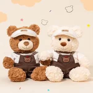 Twee schattige pluche teddyberen met stijlvolle zonnehoeden en bruine tuinbroeken