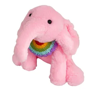 Süßes rosa Plüsch-Elefantenspielzeug mit buntem Regenbogen-Häkelkragen für Babys