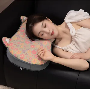 Cómoda almohada pequeña de gasa floral con una modelo durmiendo en un sofá negro