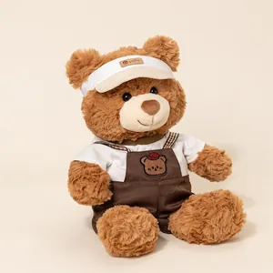 Schattige bruine teddybeer knuffel met witte golfpet en stijlvolle bruine tuinbroek