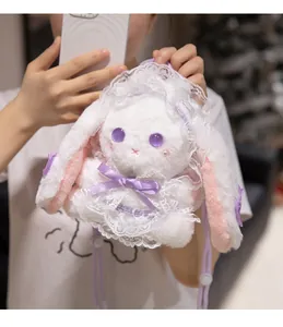 Detailansicht einer süßen Lolita Plüsch-Hasentasche mit lila Schleife und Spitze