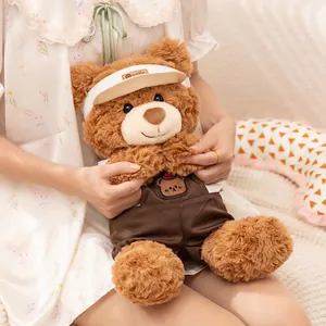 Schattige bruine teddybeer knuffel met witte golfklep en bruine tuinbroek outfit